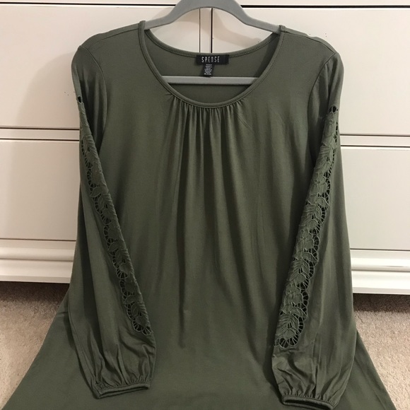 Spense dress with cutwork sleeves - Picture 10 of 11